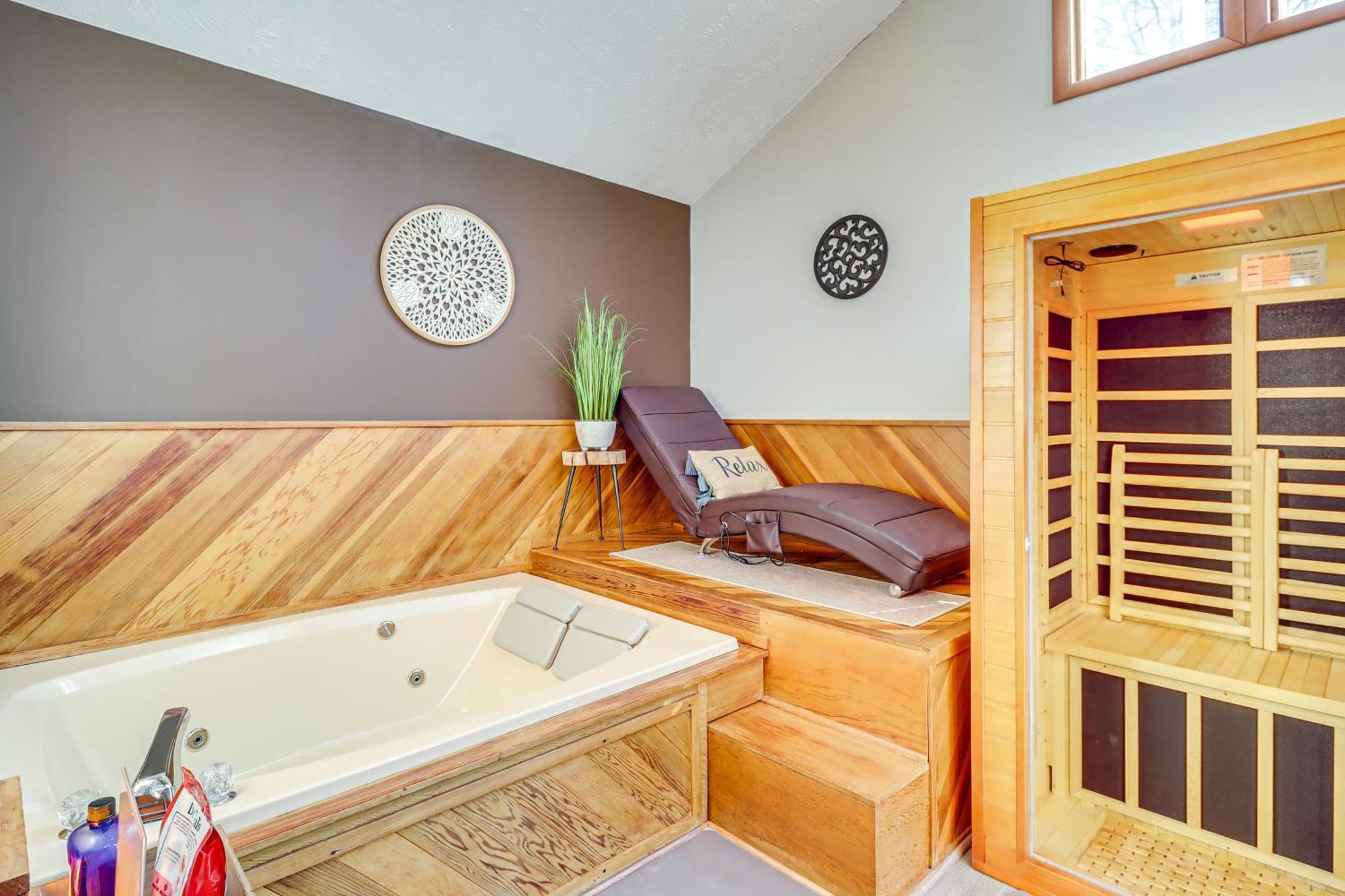 Poconos Home With Private Spa And Fire Pit Long Pond Zewnętrze zdjęcie